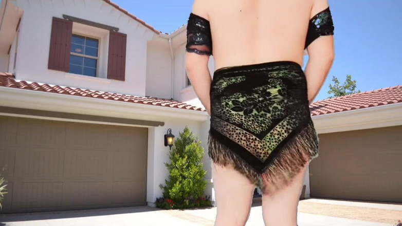 Kitty_Cross: Une trans danseuse du ventre dans la rue sexy nue...