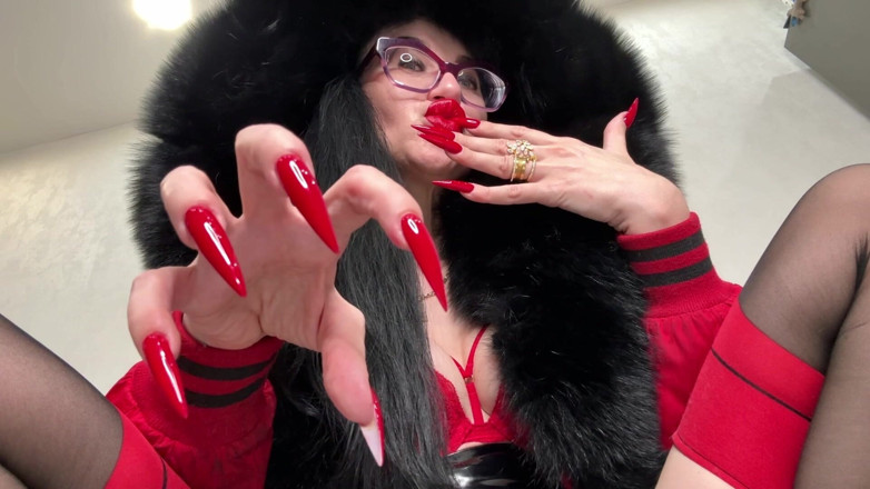 Julia domaina: Longs ongles rouges, griffes et fourrure, sous-vêtements rouges, bas avec...