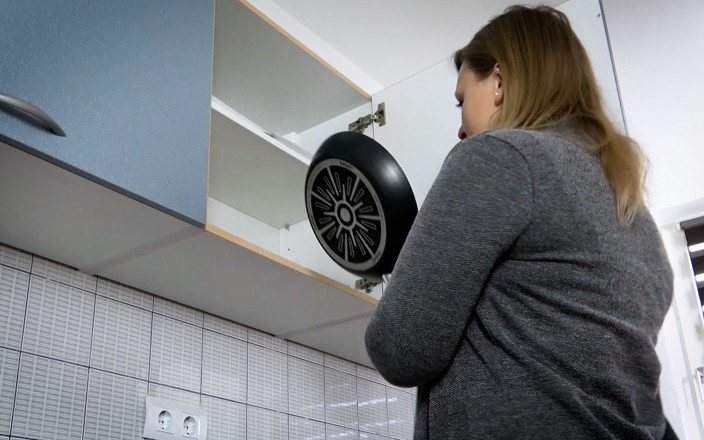Cheating Cumsluts: Duitse keuken tienerhuisvrouw neukt elektricien!
