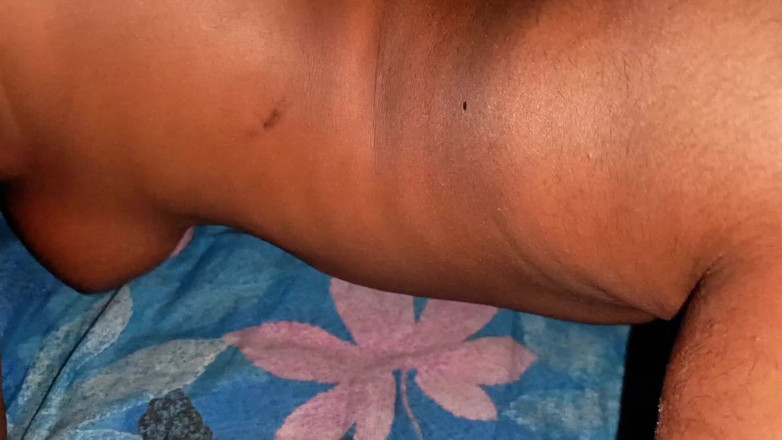 Bithi69gril: Я відводжаю бхабхі в кімнату і трахаю її, потім знімаю її бюстгальтер і смокчу її цицьки, тре її соски, потім лижу її пизду