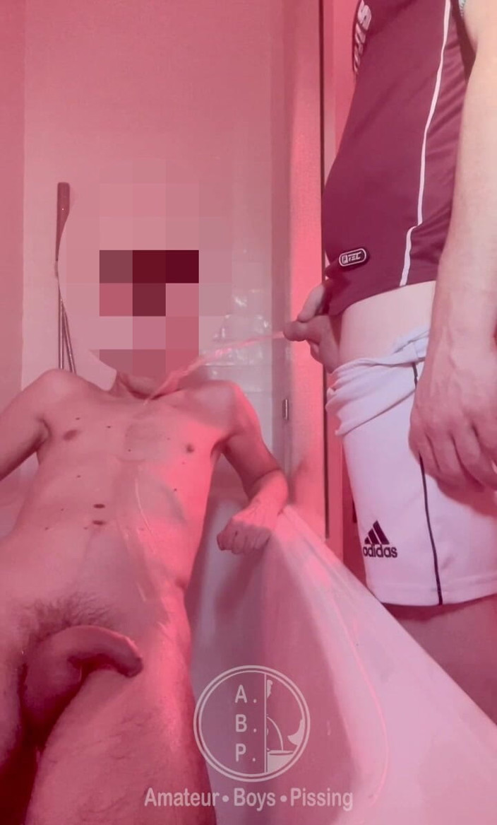 AmateurBoysPissing: Un Minet Se Met À Bander Quand Son Coloc Lui Pisse...