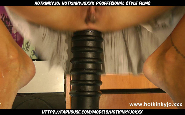 Hotkinkyjo: Hotkinkyjoxxx proffesional style films: Terrorizzare l'ano rovinato di hotkinkyjo con un enorme dildo terroristico...