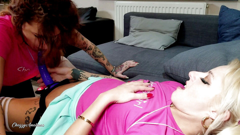 Cheeky UK girls: Am fost futută de doamna șefă April Paisley