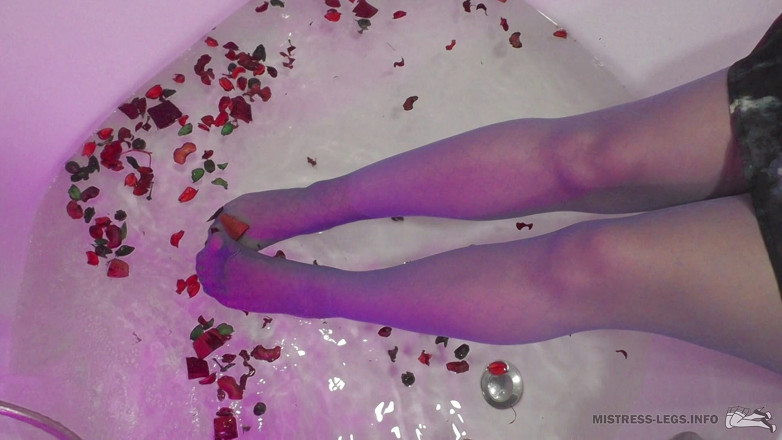 Mistress Legs: नीले नाइलन पहनी मालकिन के पैर आपको छेड़ते हैं