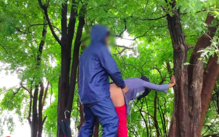 Sexy biwi: Llevó a la india Marathi al bosque y la folló...