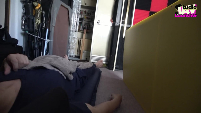 Studio JAV Launcher: Fruns 28-åriga vän stannar kvar, frestelsen leder till hemlig affär och...