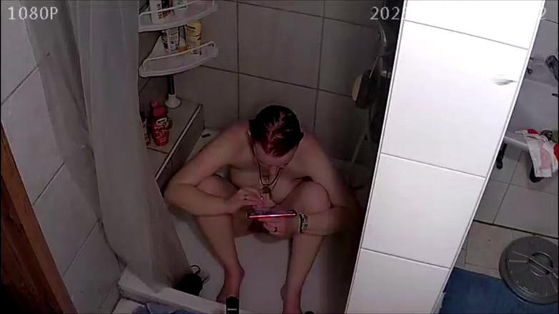 KittieNoOne: Pris sous la douche en train de se masturber