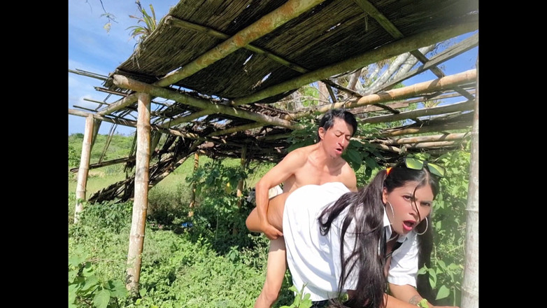 Lady: Eu como minha linda enteada peituda na cabine rural