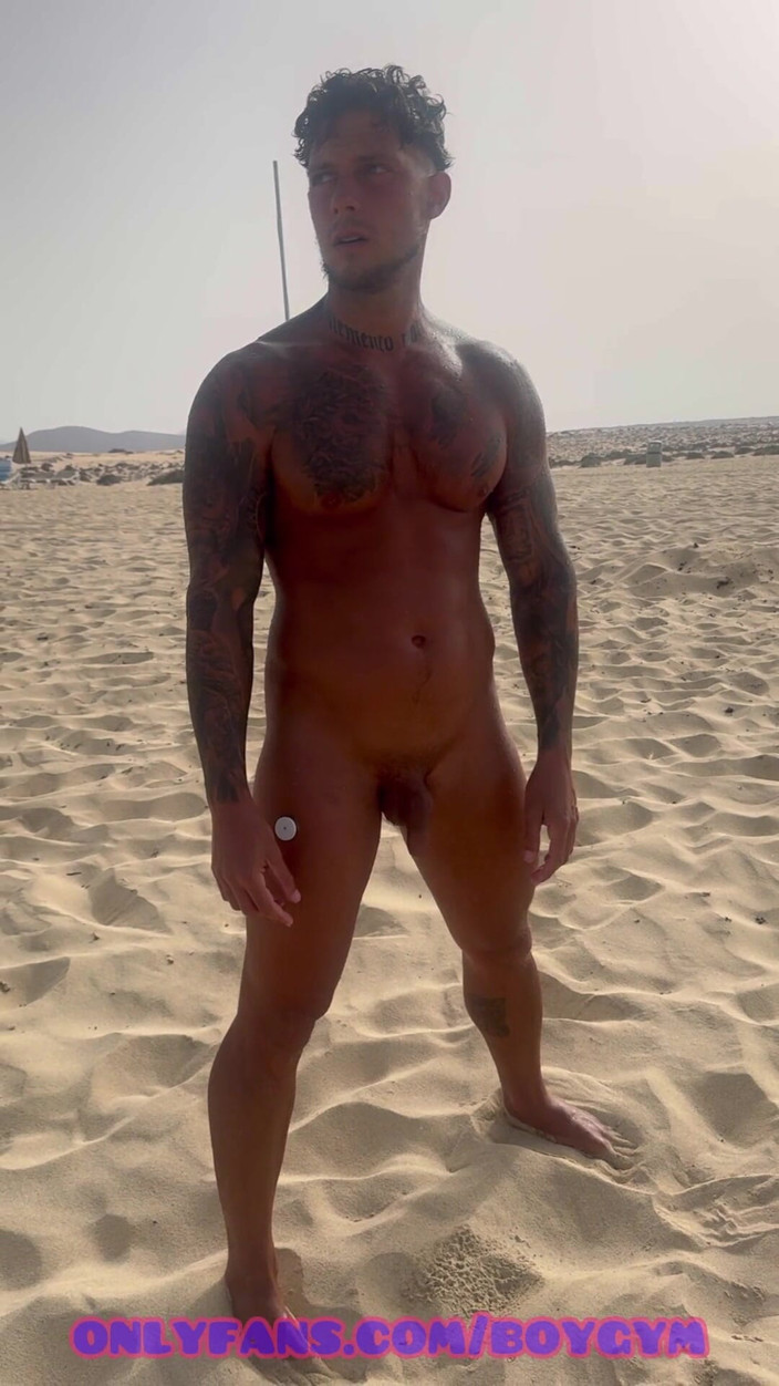 BoyGym: Sikanie po kąpieli na plaży (z twarzami przyjemności)