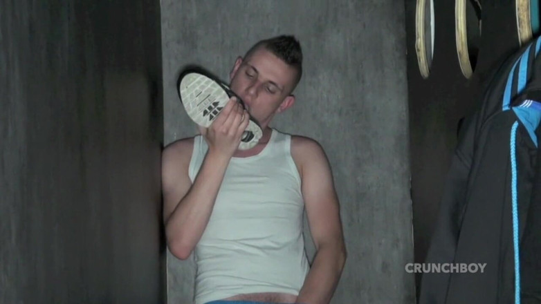 Sneaker gay: Sneaker-unterwerfung, dominanz in gloryhole von hetero