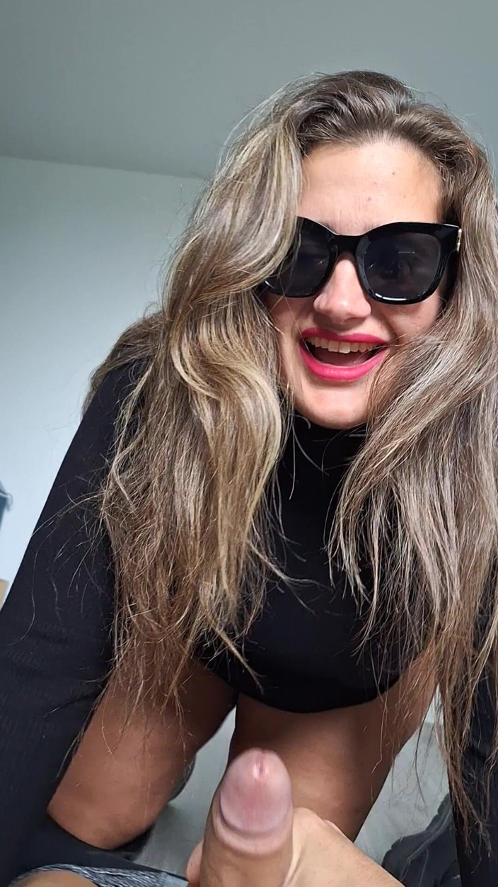 Ouset: O latină frumoasă cu fund mare, îmbrăcată în rochie sexy, se plimbă...