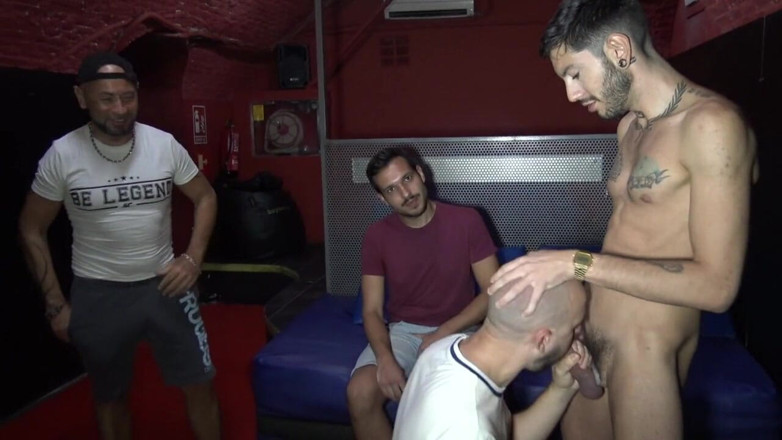 BAREBACK ORGY CLUB: Sürtük en iyi erkekler tarafından xxl yaraklarla sikiliyor
