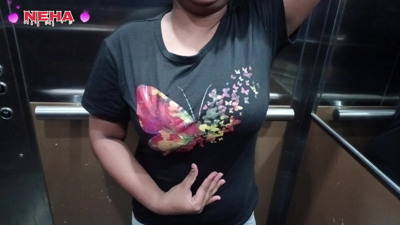 Neha: Mi mejor amiga chupando mi polla