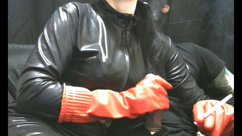 Peternorthlegend: 내 자지를 돌봐주는 빨간 고무 장갑을 끼고 담배를 피우는 마누라 1