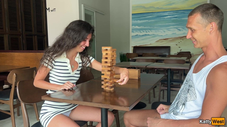 Katty West: Sa demi-sœur perd son cul dans une partie de Jenga...