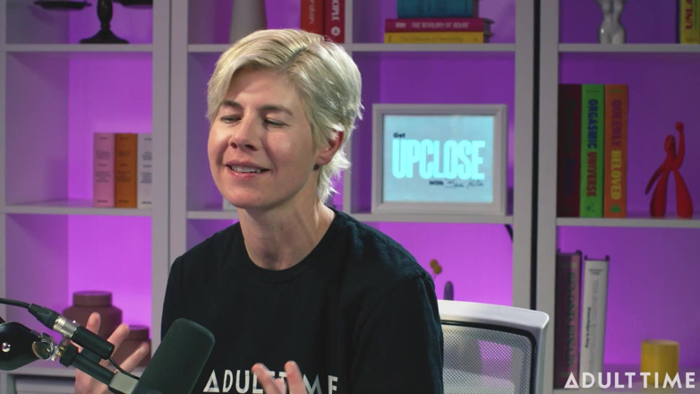 Adult Time Podcast: ヘイリー・ローズは、人々はキスや親密さを過小評価していると言う