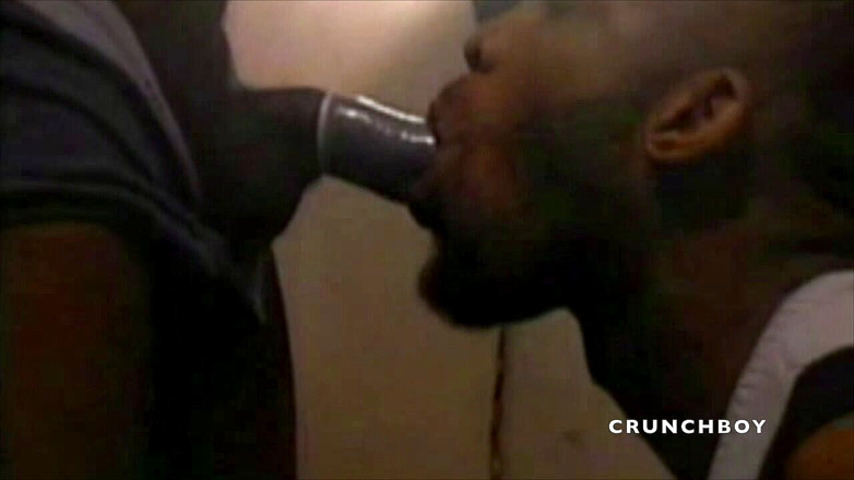 MEN BIG COCKS FUCKERS: Sucer une bite noire XXL avec un préservatif