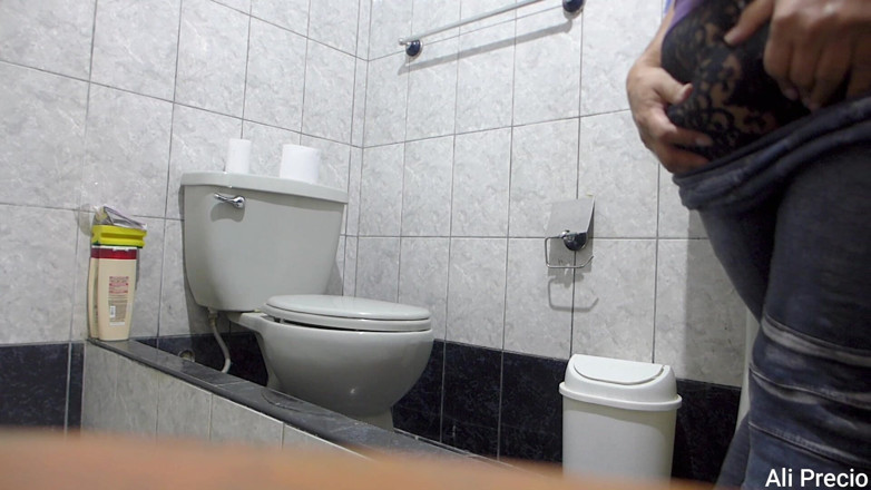 Ali Precio: Přítelkyně dostane tvrdé anální šukání v koupelně, hluboké anální creampie