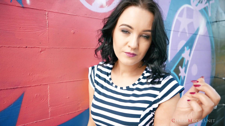 CharmModels: Lola Ash Glamour Wideo na Ścianie Graffiti