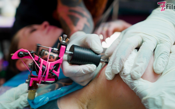 Z-Filmz: Joyeux, couple tatoué, baise avec des grosses bites, fait un...