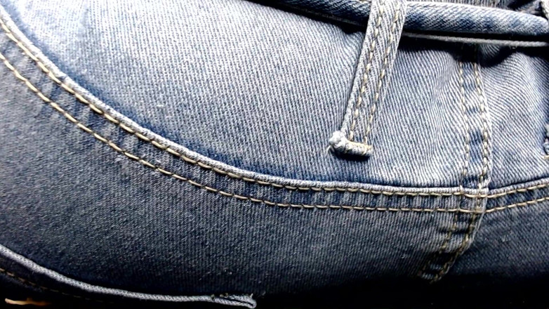 Maeling: Tiny Colony zdrobită în blugi denim și cur înțepat fără să știe