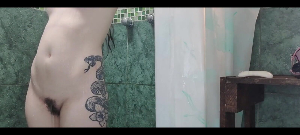 RavenHearth666VIP: Zierliches tätowiertes mädchen duscht und wäscht ihre haare