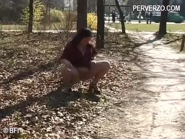 Pissing Girls: Safadas meninas mijando ao ar livre - DVD