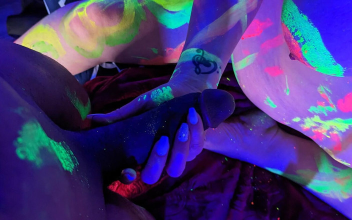 Madison StClaire: Sexy inerracial blacklight scéna