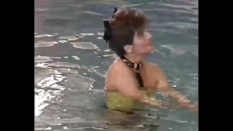 Vintage Climax: Brünette brünette milf wird nach dem schwimmen im pool gefickt