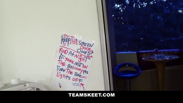 Team Skeet: 규칙을 어기고 따먹히는 음란한 금발 Roxy Lovette