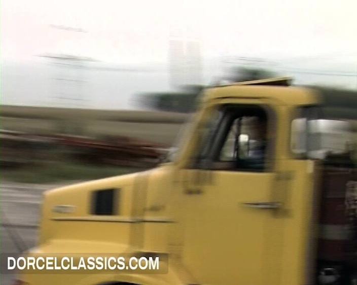 Dorcel classics: Hård dubbel penetration i en bensinstation