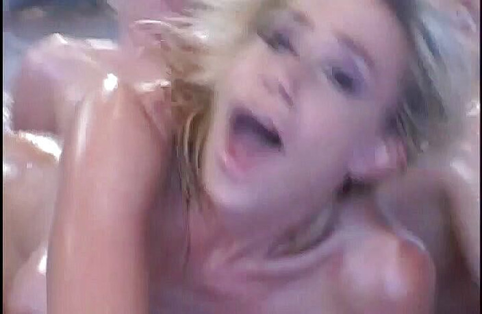 Perfect Porno: Ein verheirateter reicher typ fickt zwei heiße mädchen mit einem...