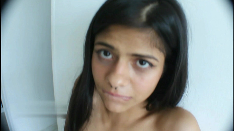 Britany: Hermosa morena caliente viene a follar su coño
