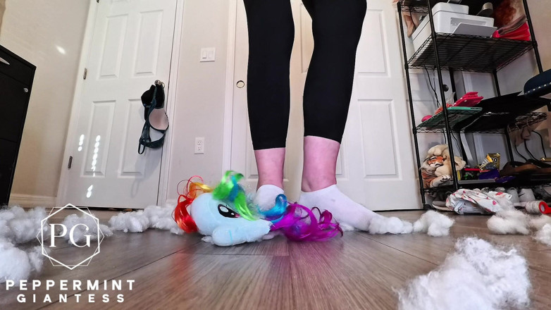 Peppermint Giantess: 67 Riesin in schmutzigen Socken zerstört langsam riesigen plüsch zu...