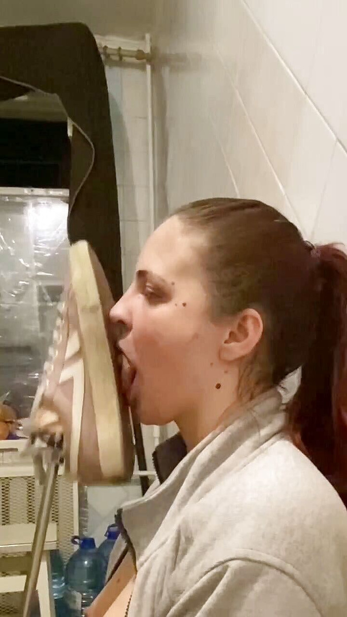 Elena917: Lamiendo las suelas de los zapatos de la máquina de...