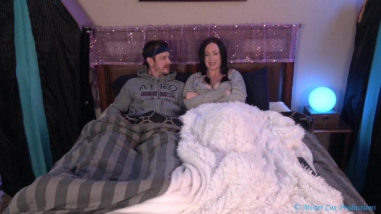 MrxMrsCox: Un demi-frère baise sa demi-sœur en regardant un film dans...