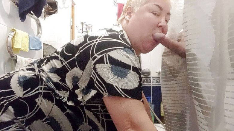 Zona901: 화장실에서 오럴을 합니다.