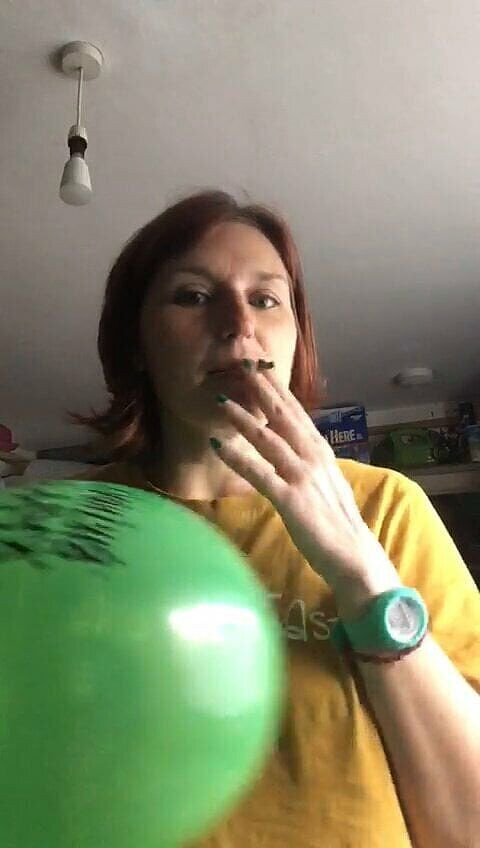 MistressWriggler: Giocando con un palloncino e scoppiandolo contro le mie tette