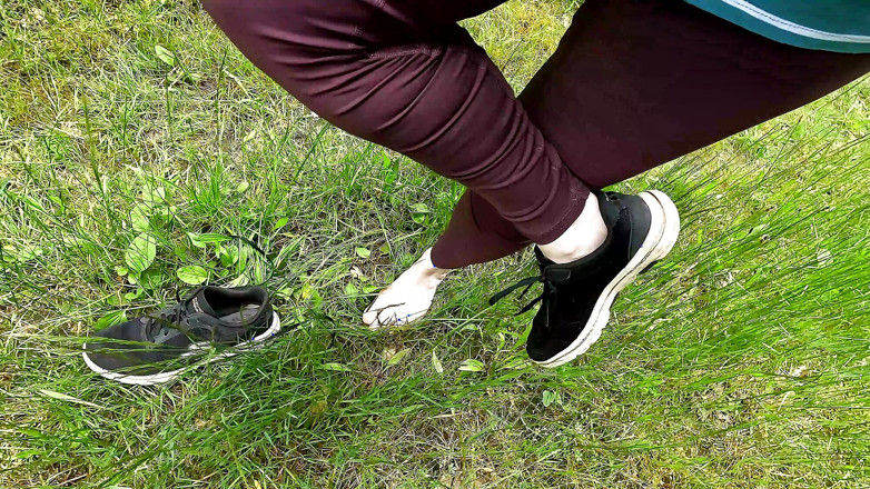 Bouncy Tits Action: 500 tieten op haar naakte borsten in het bos