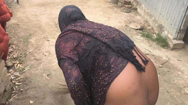 Sexyrani327: Дезі бхабхі з сусідства підмітала голою, пішла і трахалася