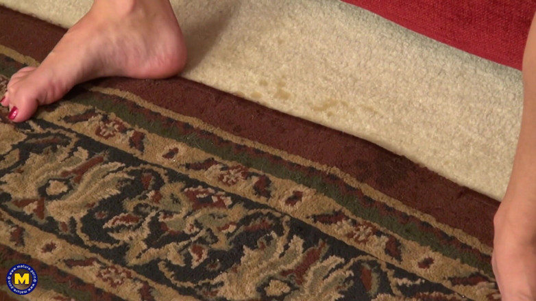 Mature Solo NL: Une douce femme mature à la chatte poilue se masturbe avec...