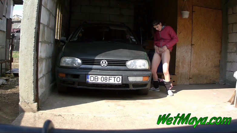 Wet Maya: Maya мстит своему парню и писает на его машине