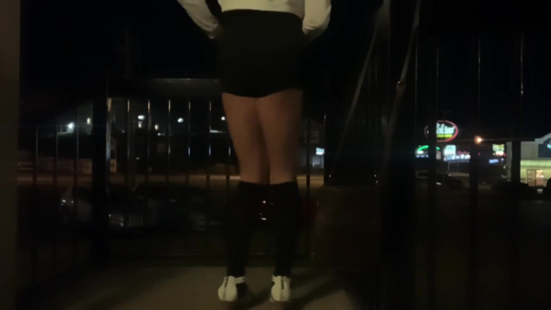 CindieLove: Heißer dildo-arschfick im hotelflur in kurzen shorts
