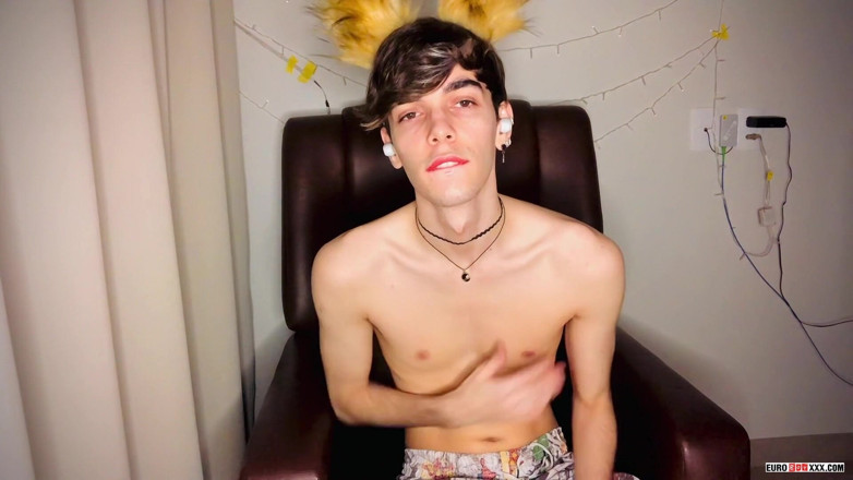 Euro boy xxx: Una cucciola carina con un grosso osso
