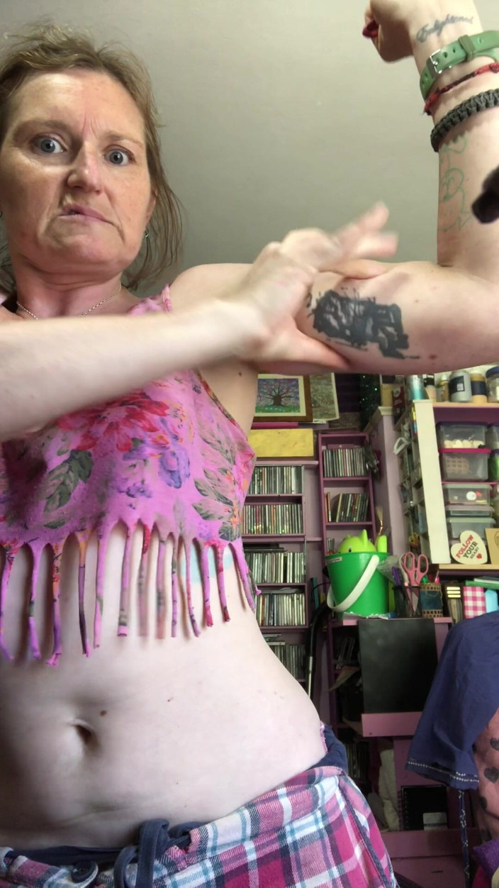 MistressWriggler: लूनर लैप डांस। Rachel Wrigglers आपको अपनी अनूठी सेक्सी स्ट्रिपटीज़ लाती है क्योंकि वह बैलून के साथ अपने लड़ाई-जख्म शरीर को रगड़ती है