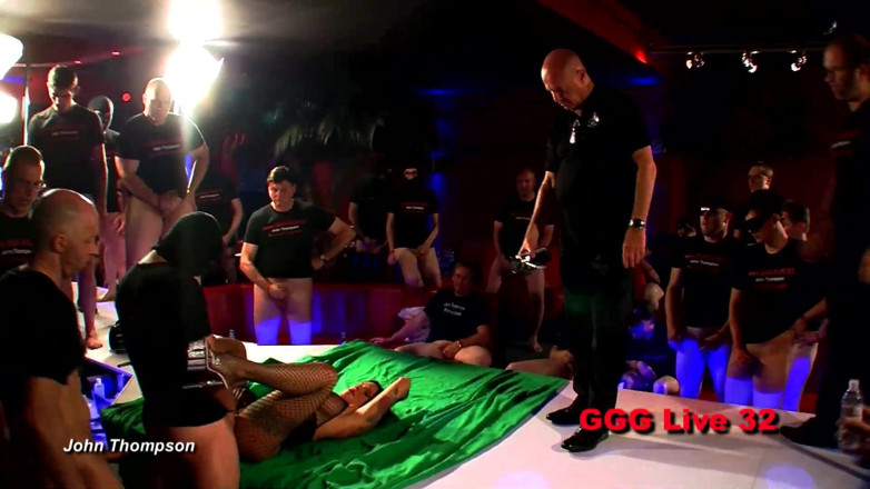 Fuck Cumshot Party: GGG John Thompson - cette bombasse à gros nichons adore les grosses...
