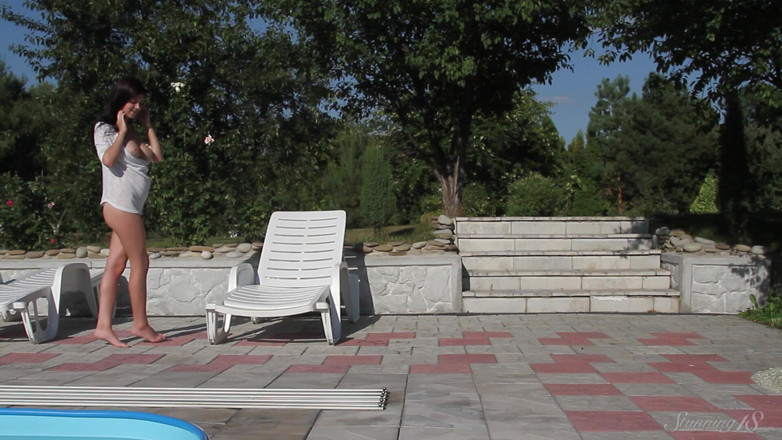 Stunning18: Nuda in piscina