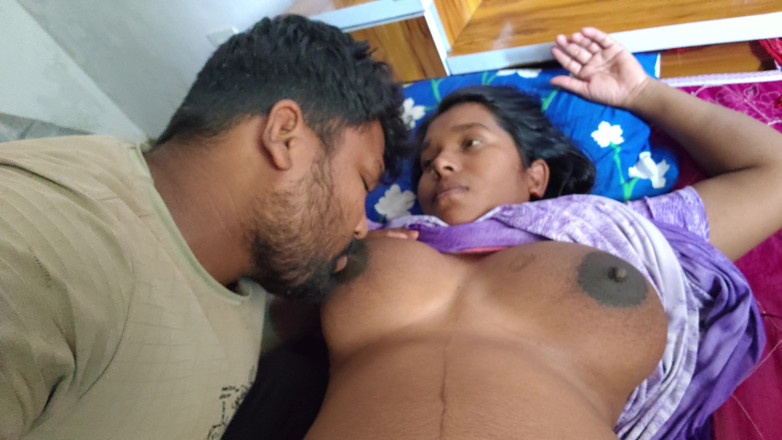 Premi pooja: Devar apni zwangere bhabhi ka tieten sukken Kar Raha He -...