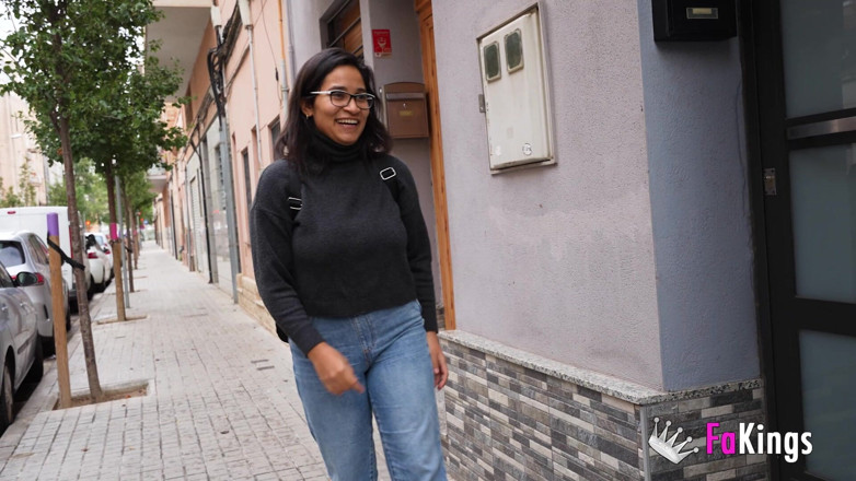 FAKings: Lana Villafuerte, latina à forte poitrine, est trop sexy ! Douche, masturbation...