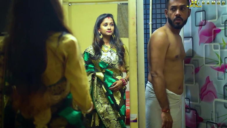 Queen star Desi: Un beau mari sexy baise sa femme quand elle est...